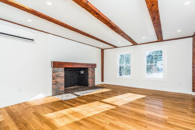 39 Mast Road, Lee, NH 03861