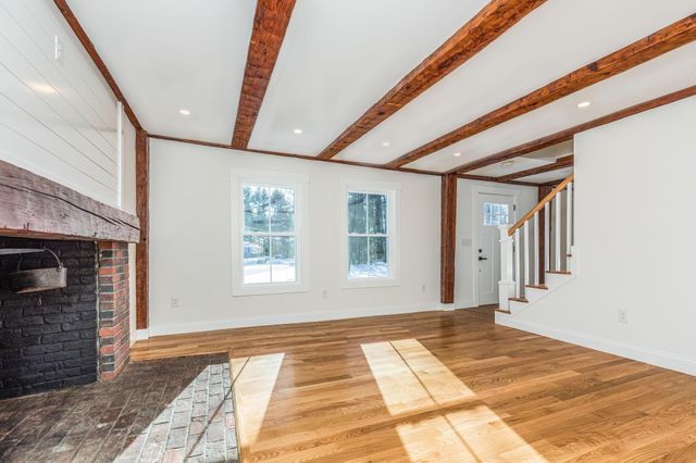 39 Mast Road, Lee, NH 03861