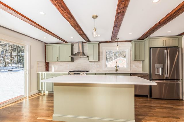 39 Mast Road, Lee, NH 03861