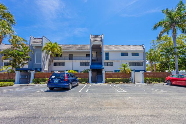 801 Palm Trail 9, Delray Beach, FL 33483
