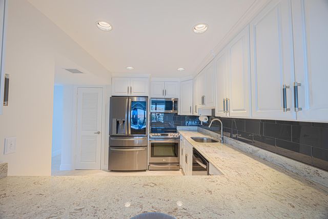 801 Palm Trail 9, Delray Beach, FL 33483