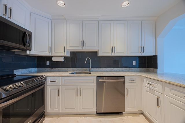 801 Palm Trail 9, Delray Beach, FL 33483