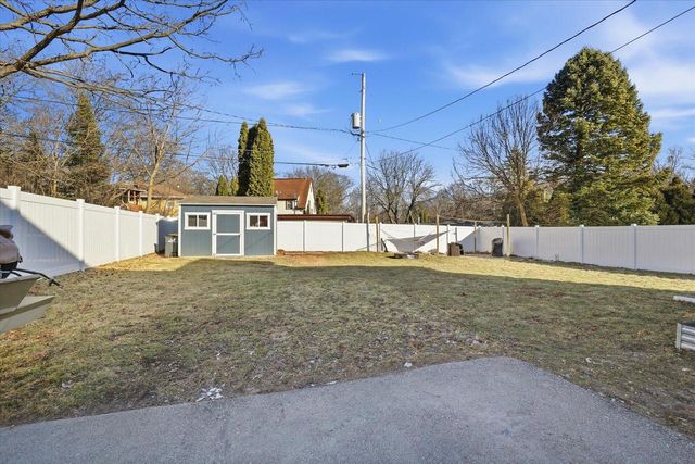 307 Jasper LANE, Waukesha, WI 53188