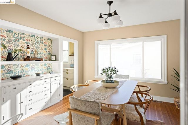 2736 Bartlett St, Oakland, CA 94602