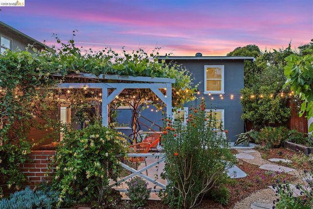 2736 Bartlett St, Oakland, CA 94602