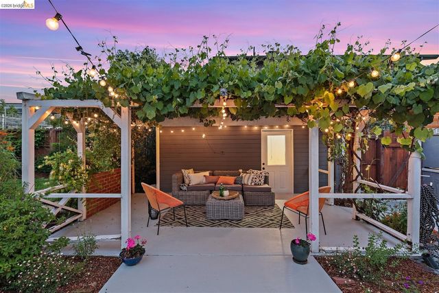2736 Bartlett St, Oakland, CA 94602