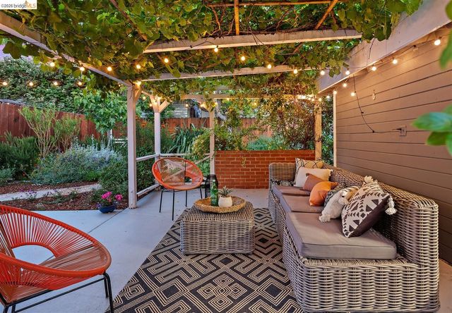 2736 Bartlett St, Oakland, CA 94602