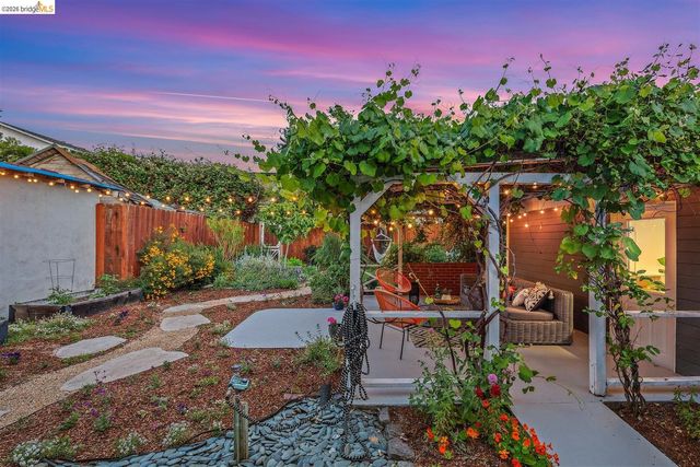 2736 Bartlett St, Oakland, CA 94602