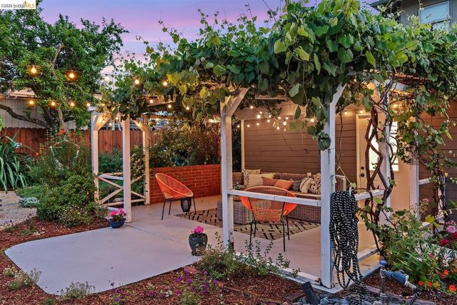 2736 Bartlett St, Oakland, CA 94602