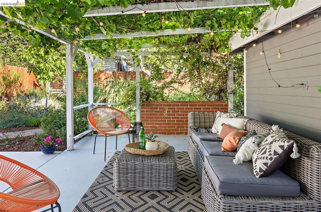 2736 Bartlett St, Oakland, CA 94602