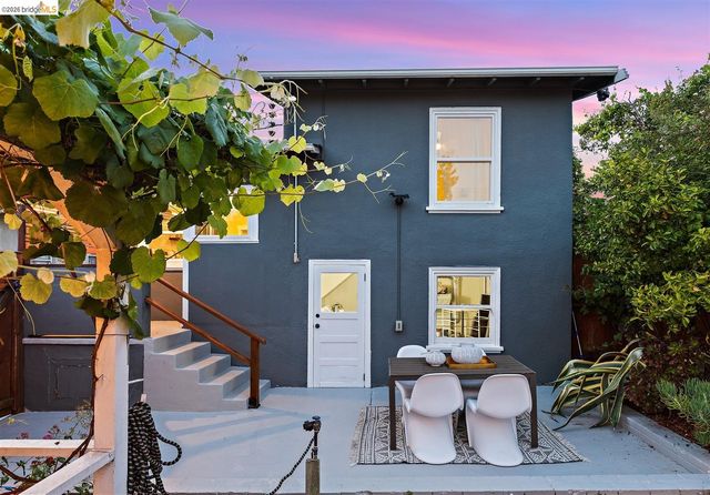 2736 Bartlett St, Oakland, CA 94602