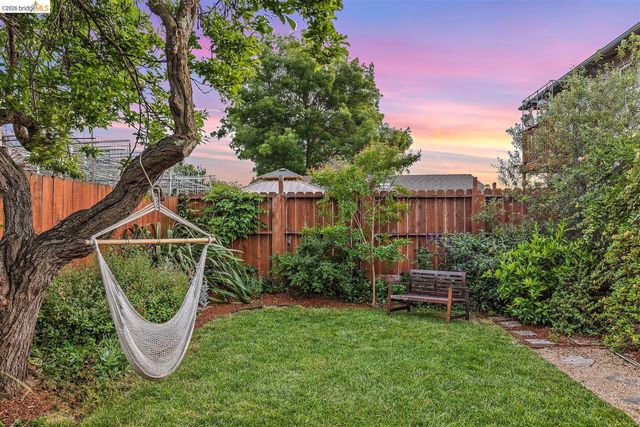 2736 Bartlett St, Oakland, CA 94602