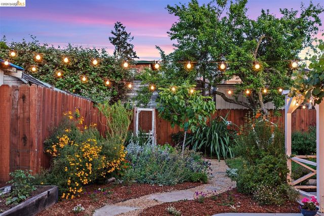 2736 Bartlett St, Oakland, CA 94602