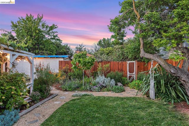 2736 Bartlett St, Oakland, CA 94602