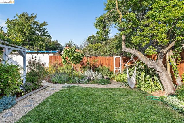 2736 Bartlett St, Oakland, CA 94602