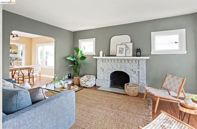 2736 Bartlett St, Oakland, CA 94602