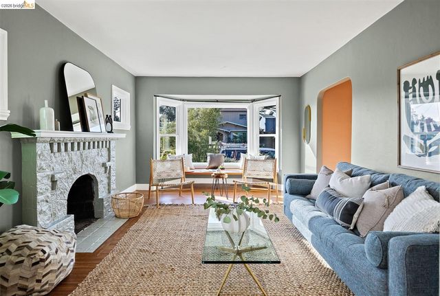 2736 Bartlett St, Oakland, CA 94602