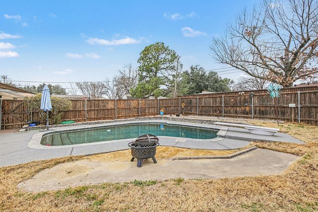 2421 Parkwood Drive, Grand Prairie, TX 75050