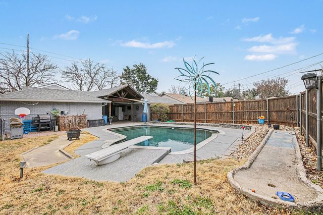 2421 Parkwood Drive, Grand Prairie, TX 75050