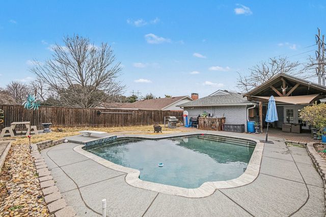 2421 Parkwood Drive, Grand Prairie, TX 75050