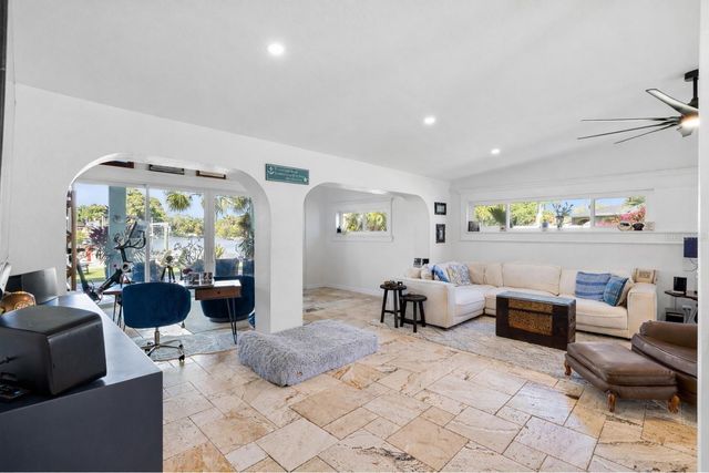 1567 DELAWARE AVENUE NE, St Petersburg, FL 33703