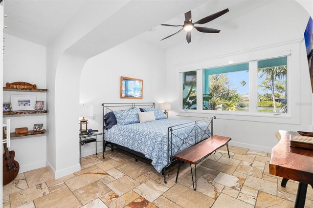 1567 DELAWARE AVENUE NE, St Petersburg, FL 33703