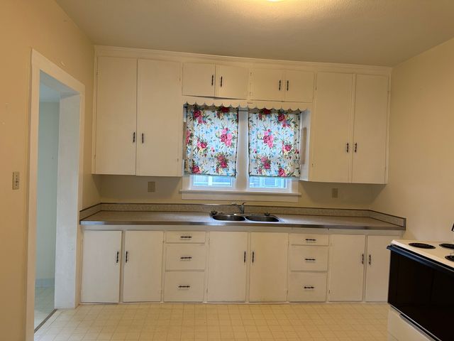 408 N West Avenue, Freeport, IL 61032