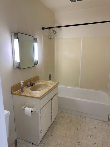 408 N West Avenue, Freeport, IL 61032