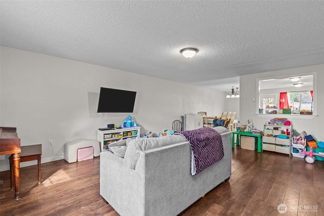 1711 4th Avenue NW, Puyallup, WA 98371