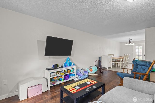 1711 4th Avenue NW, Puyallup, WA 98371