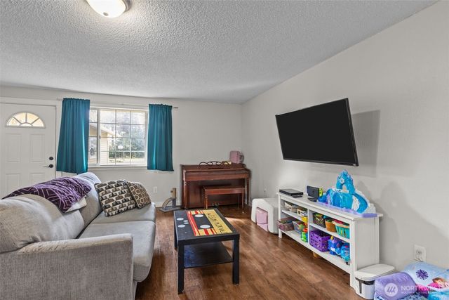 1711 4th Avenue NW, Puyallup, WA 98371