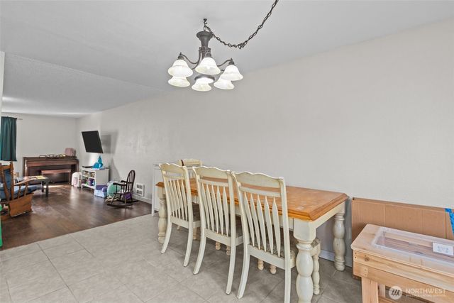 1711 4th Avenue NW, Puyallup, WA 98371