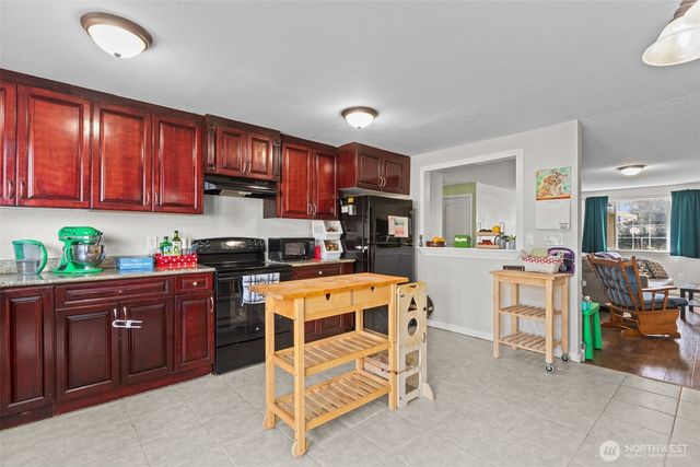 1711 4th Avenue NW, Puyallup, WA 98371