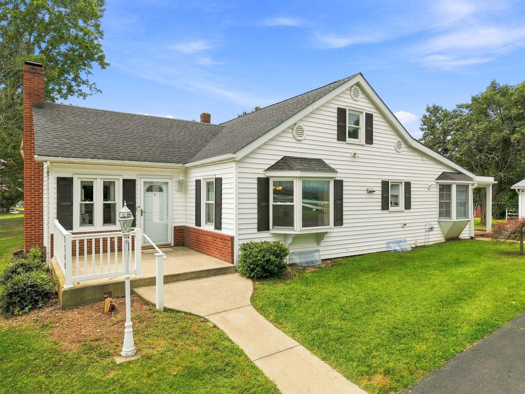 1749 GEORGETOWN RD, Mt Jackson, VA 22842