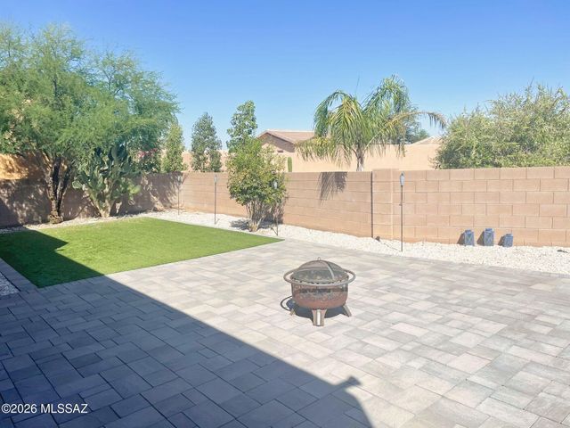 8069 N Painted Feather Drive, Tucson, AZ 85743