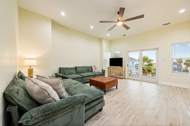 11207 Schwartz Drive, Galveston, TX 77554