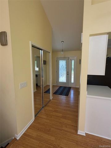 520 Springle Drive, Waterford, MI 48327