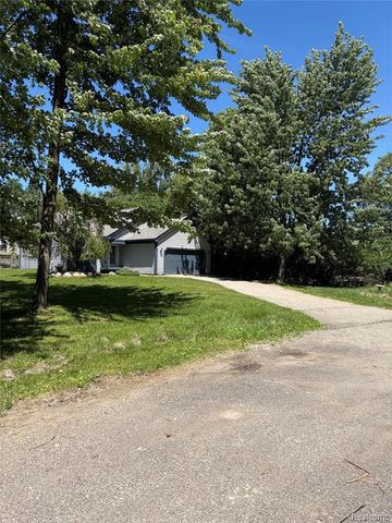 520 Springle Drive, Waterford, MI 48327