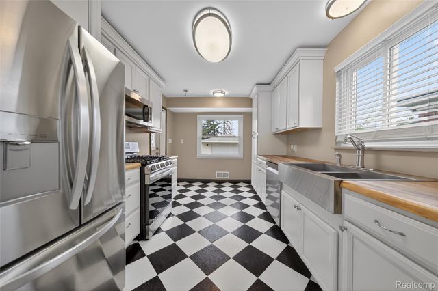 76 W Katherine Avenue, Madison Heights, MI 48071