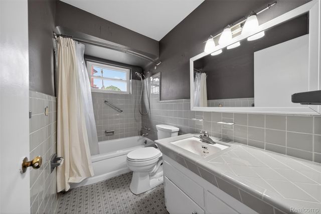 76 W Katherine Avenue, Madison Heights, MI 48071