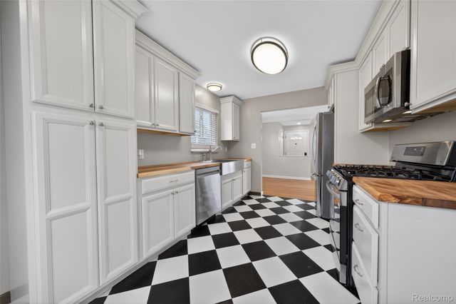 76 W Katherine Avenue, Madison Heights, MI 48071
