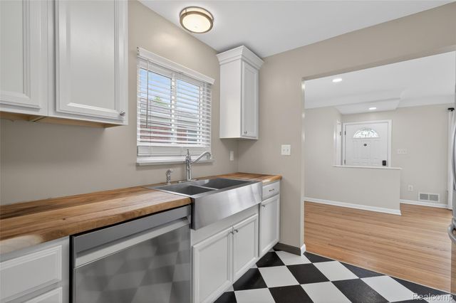 76 W Katherine Avenue, Madison Heights, MI 48071