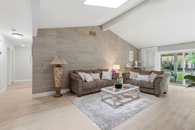 334 River Isle Way, Sacramento, CA 95831