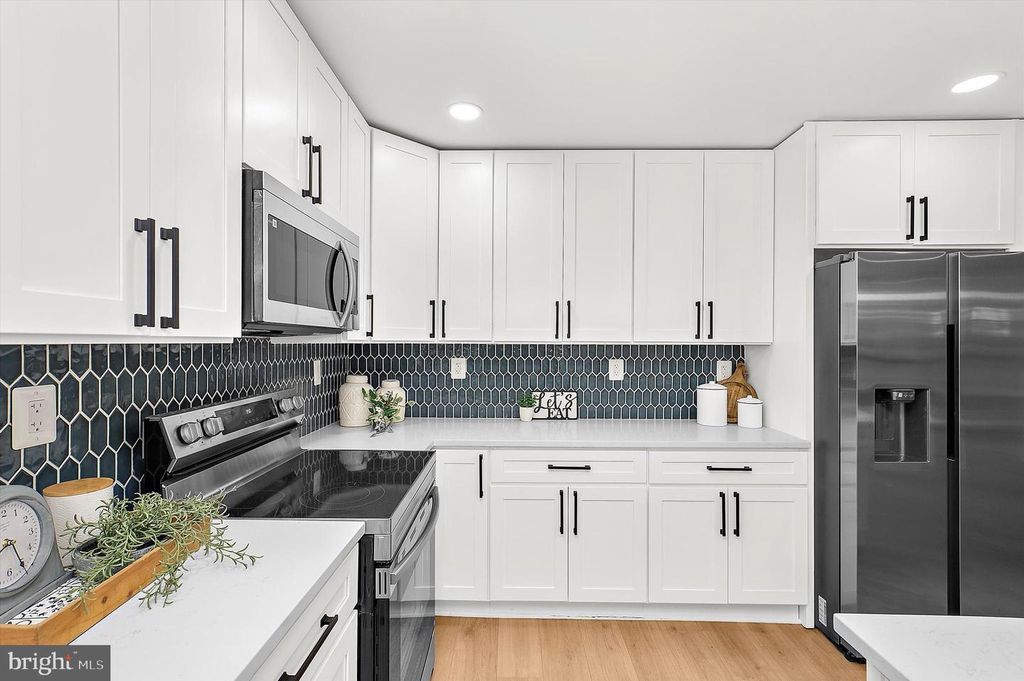 Image 10 of property listing at 19 VISTA AVE, Glen Burnie, MD 21061
