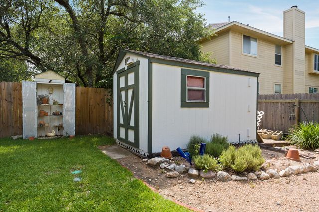 810 Hilltop DR, Leander, TX 78641