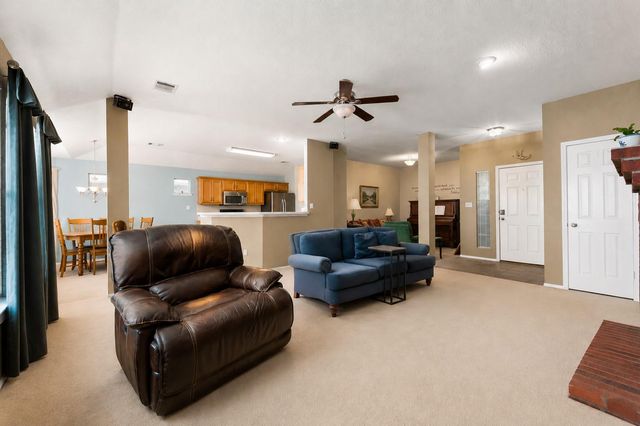 810 Hilltop DR, Leander, TX 78641