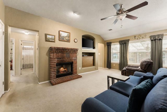810 Hilltop DR, Leander, TX 78641