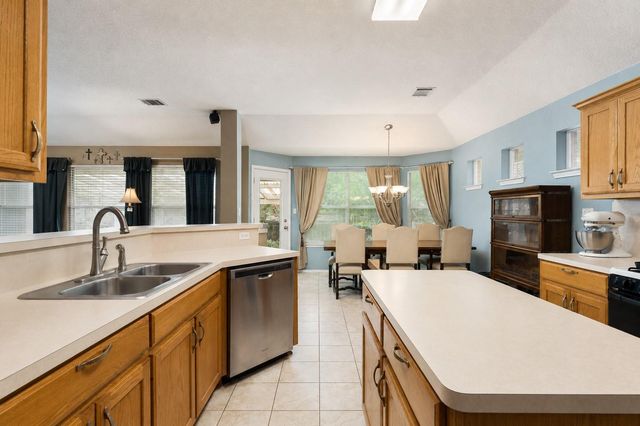 810 Hilltop DR, Leander, TX 78641