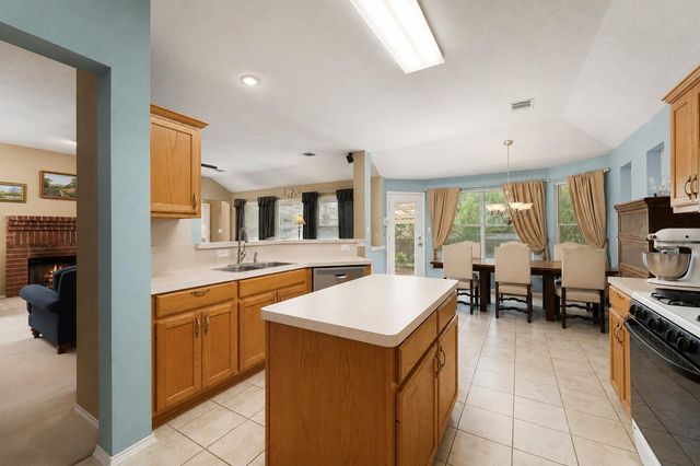 810 Hilltop DR, Leander, TX 78641