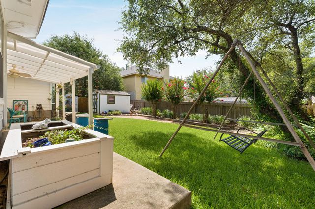 810 Hilltop DR, Leander, TX 78641